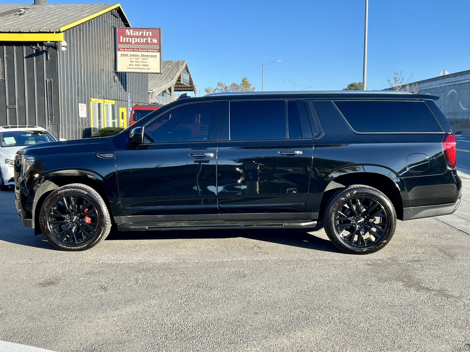 Used 2023 GMC Yukon XL SLT AWD/4WD image 9