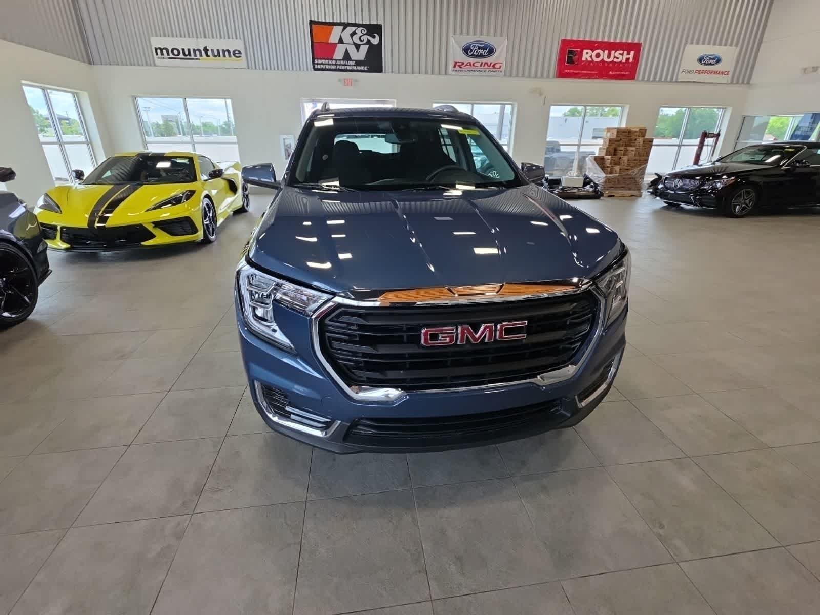 Used 2024 GMC Terrain SLE w/ Driver Convenience Package AWD/4WD image 3