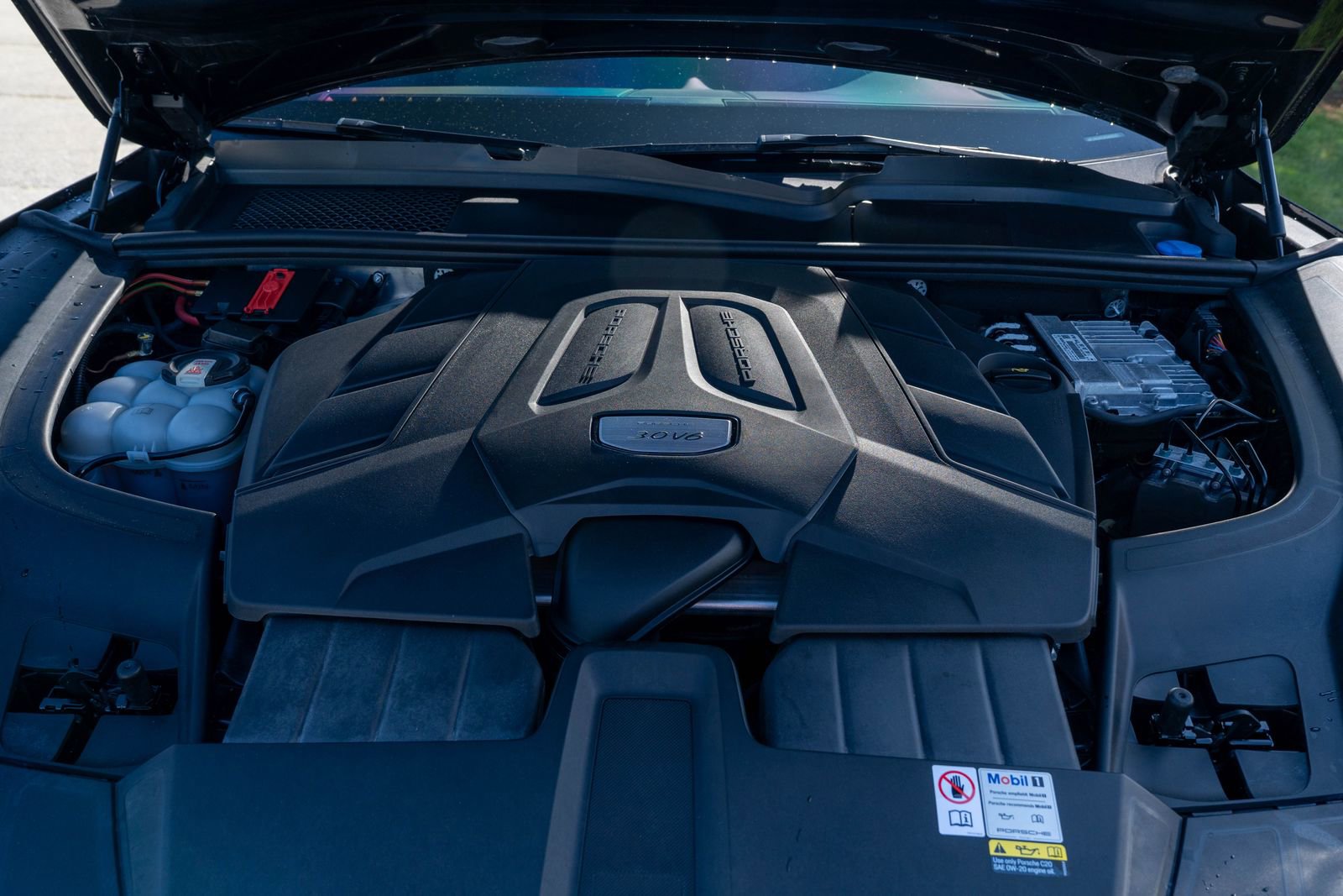 Certified 2023 Porsche Cayenne Platinum Edition image 17