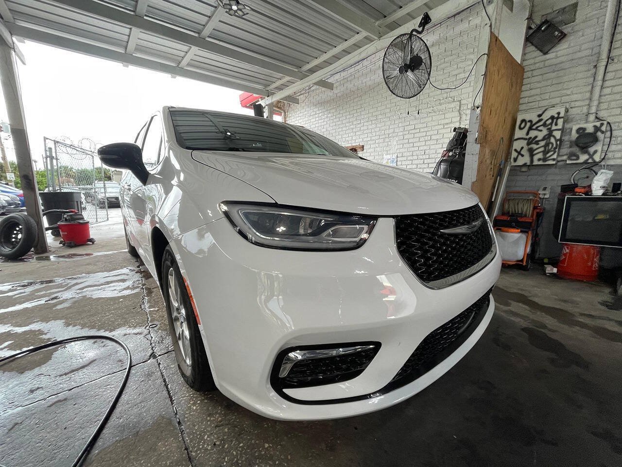 Used 2025 Chrysler Pacifica Select FWD image 19
