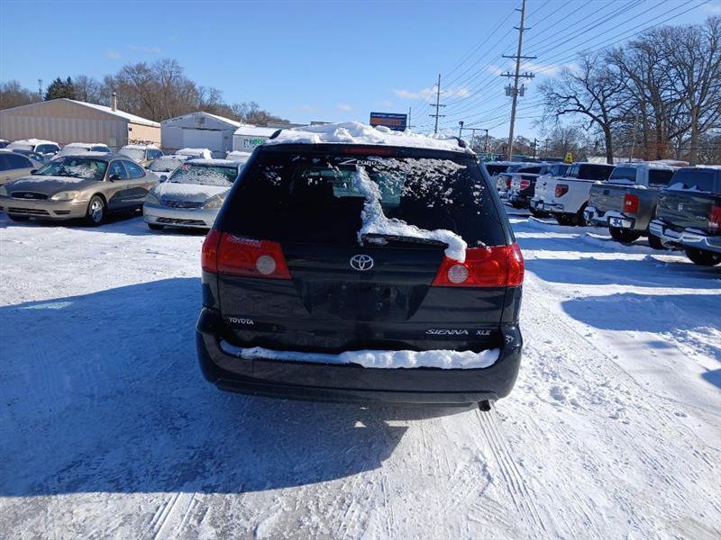 Used 2009 Toyota Sienna XLE image 2