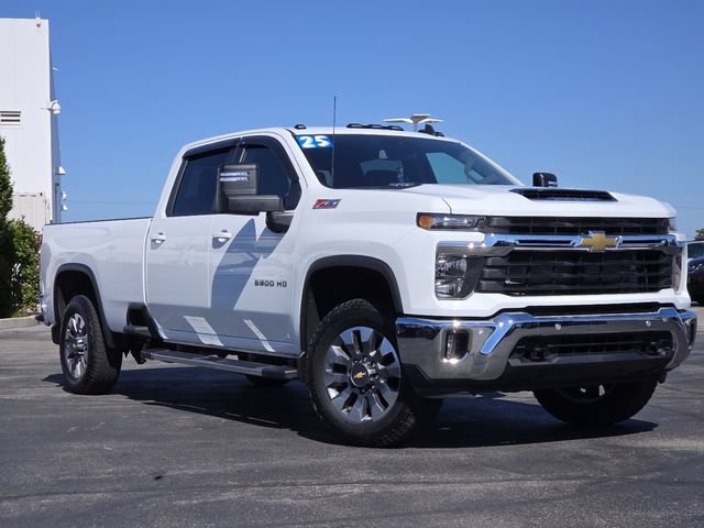 Used 2025 Chevrolet Silverado 2500 LT AWD/4WD image 2