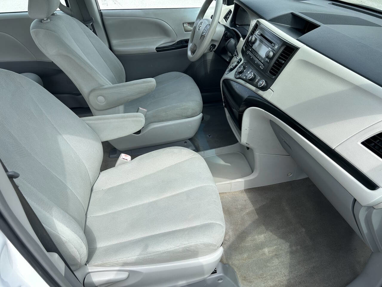 Used 2013 Toyota Sienna L FWD image 21