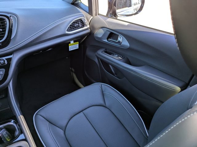 New 2026 Chrysler Pacifica Limited w/ S Appearance Package FWD image 17