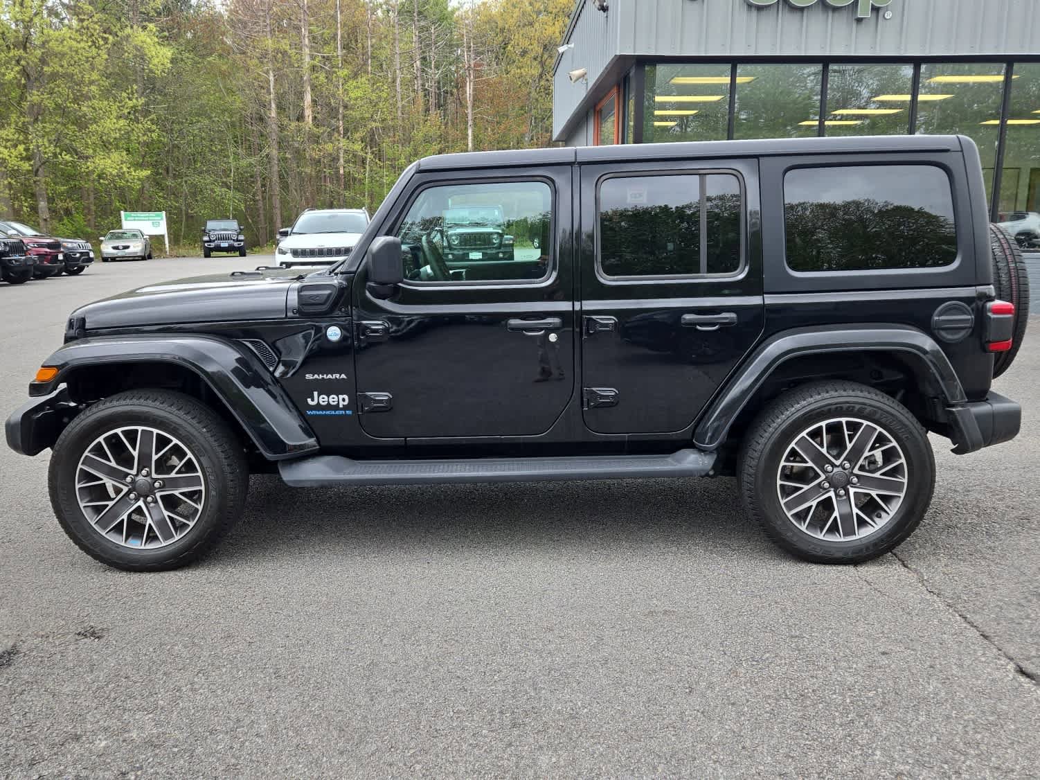Used 2023 Jeep Wrangler Unlimited Sahara w/ Cold Weather Group AWD/4WD image 7