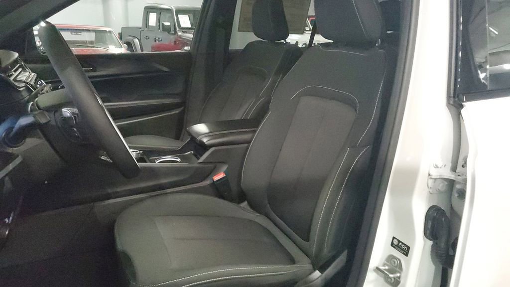 Used 2025 Jeep Grand Cherokee Laredo X image 18