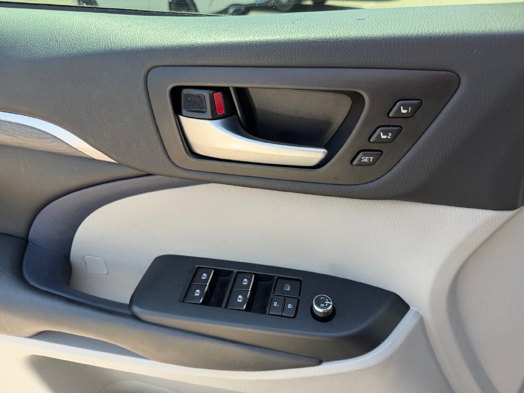 Used 2019 Toyota Highlander Limited FWD image 22