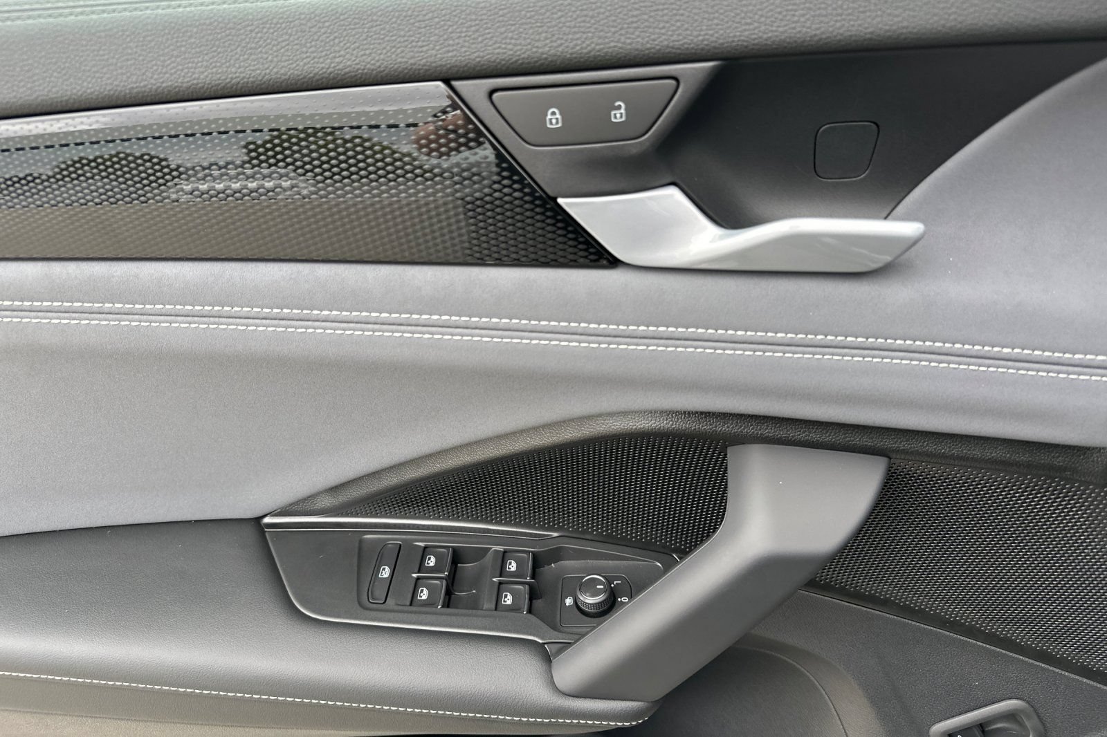 New 2026 Volkswagen Tiguan SE AWD/4WD image 11