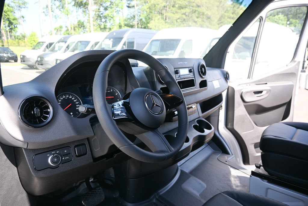 Used 2025 Mercedes-Benz Sprinter 2500 image 6