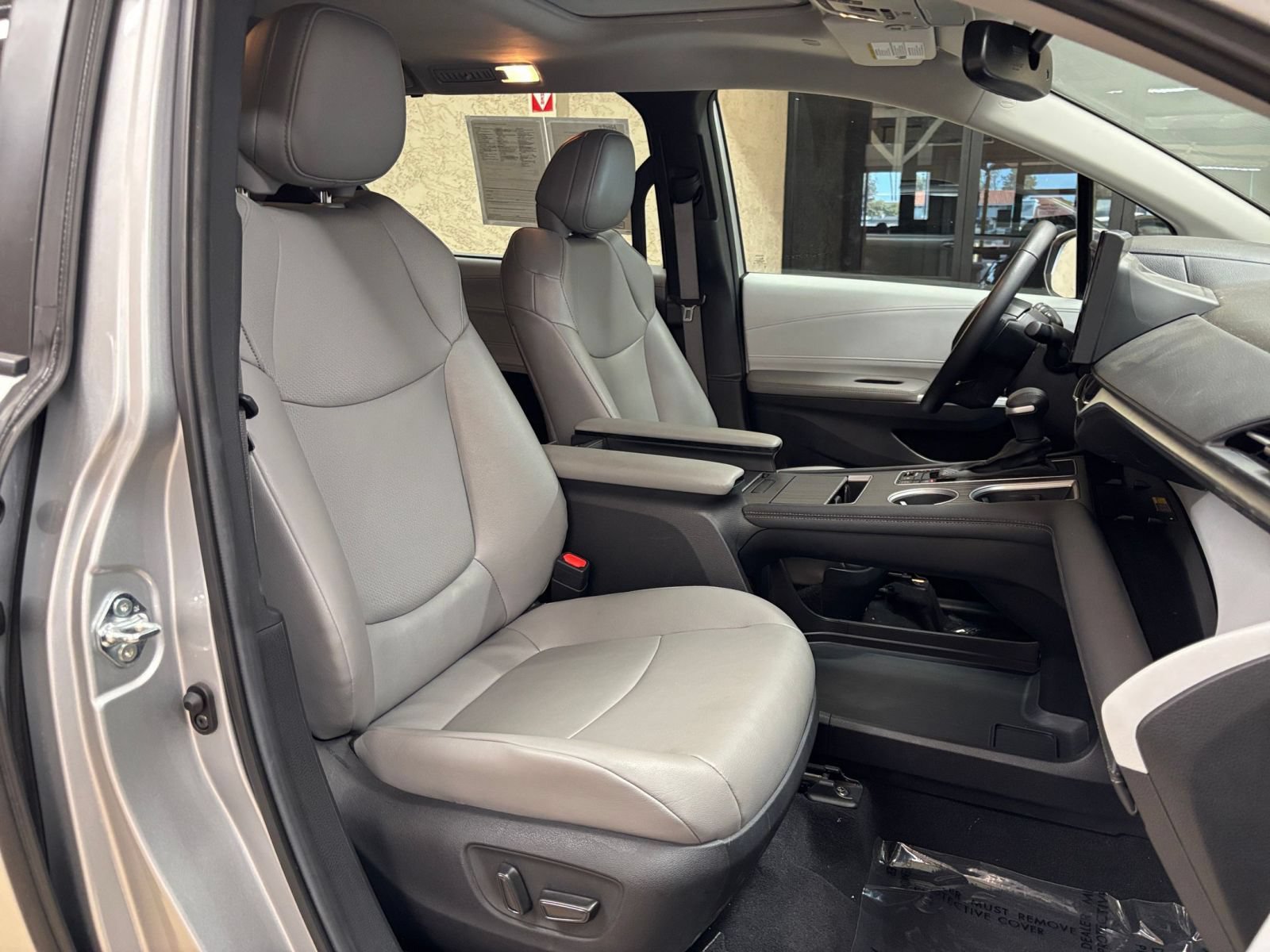 Used 2025 Toyota Sienna XLE FWD image 38