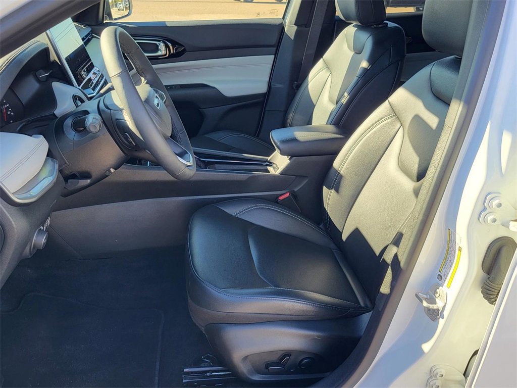 Used 2025 Jeep Compass Limited image 17