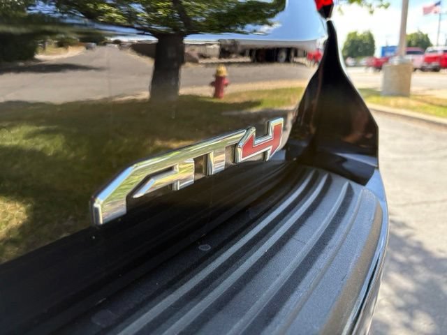 Used 2025 GMC Yukon AT4 Ultimate w/ LPO, AT4 Appearance Package AWD/4WD image 9