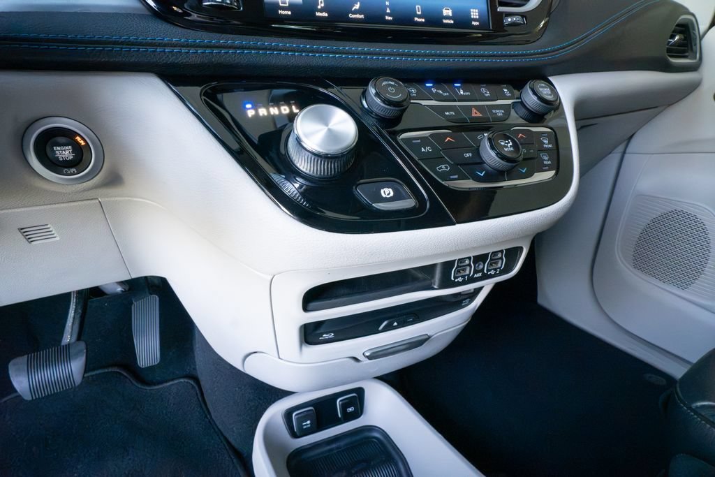 Used 2021 Chrysler Pacifica Touring-L w/ Uconnect Theater Family Group FWD image 11