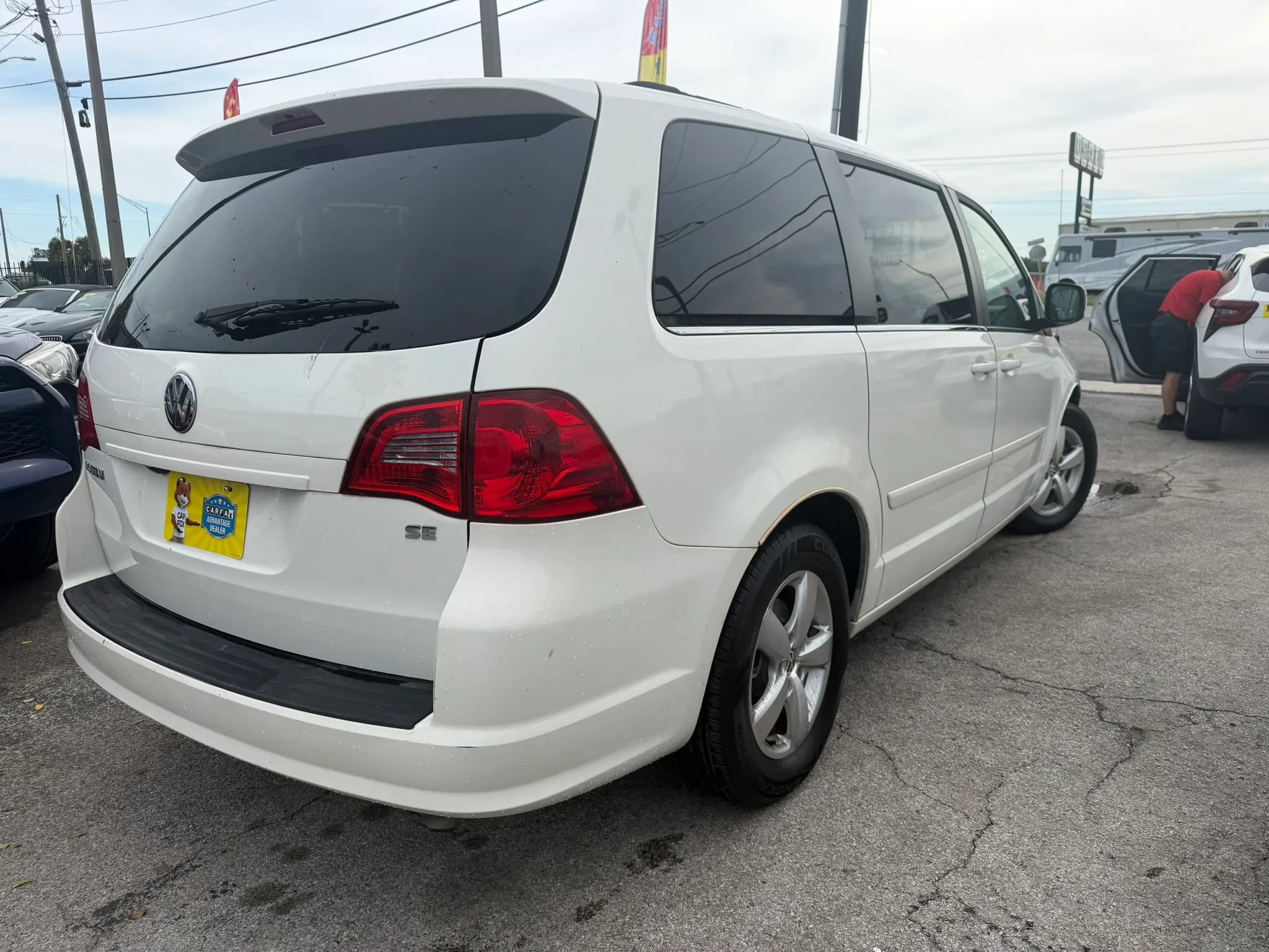 Used 2011 Volkswagen Routan SE FWD image 4