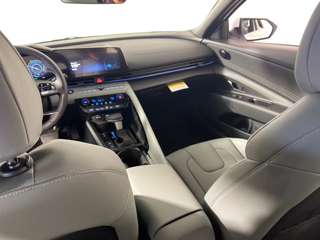New 2025 Hyundai Elantra Limited image 17