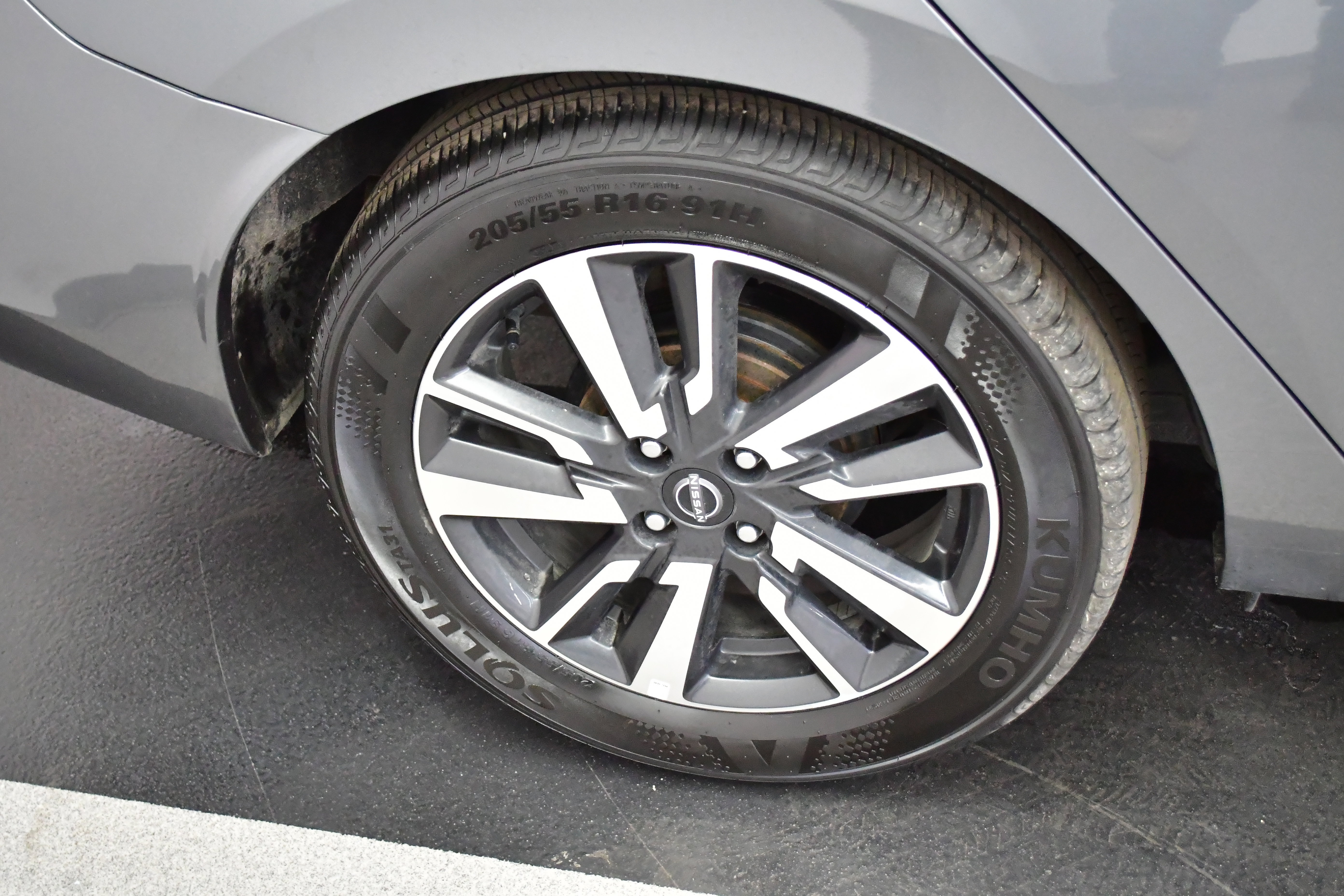 Used 2025 Nissan Versa SV image 59