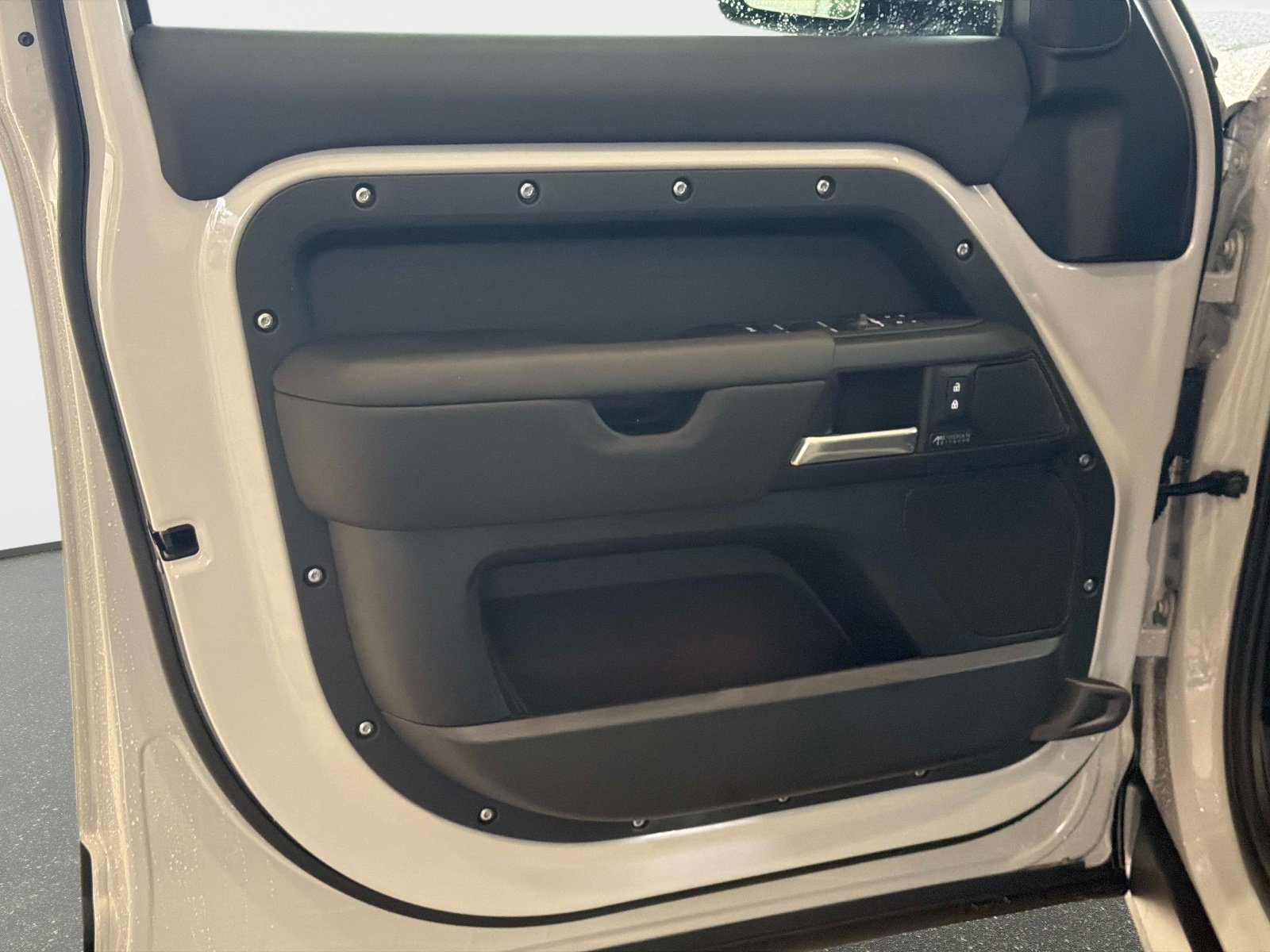New 2026 Land Rover Defender 110 X-Dynamic SE AWD/4WD image 17