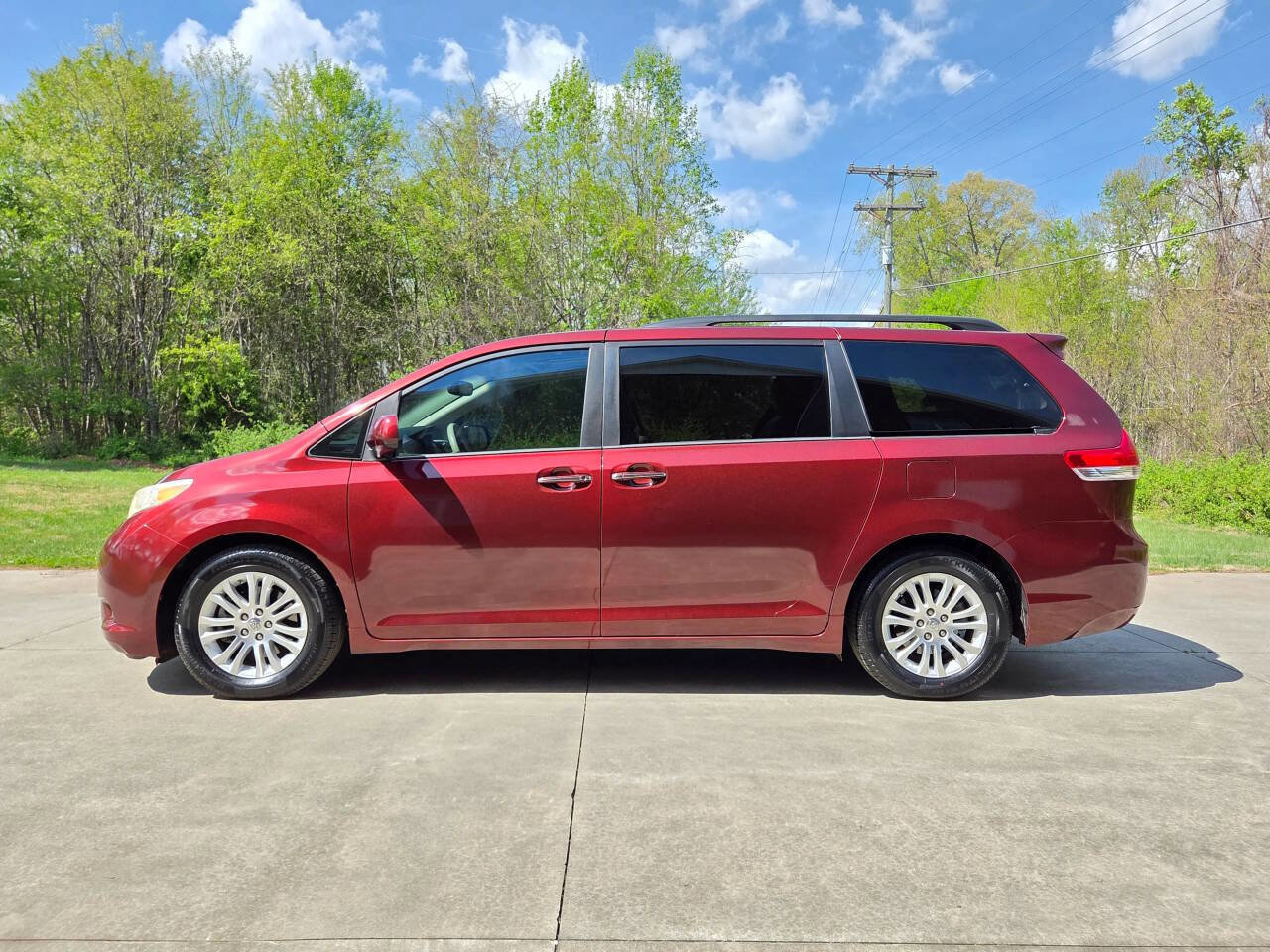 Used 2013 Toyota Sienna XLE image 9