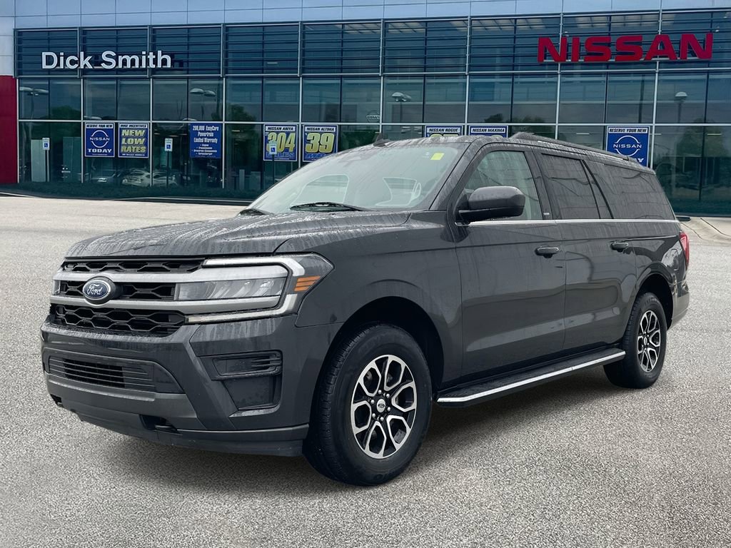 Used 2023 Ford Expedition Max XLT image 3