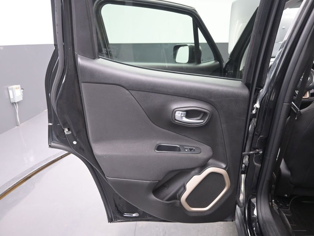 Used 2017 Jeep Renegade Latitude FWD image 14