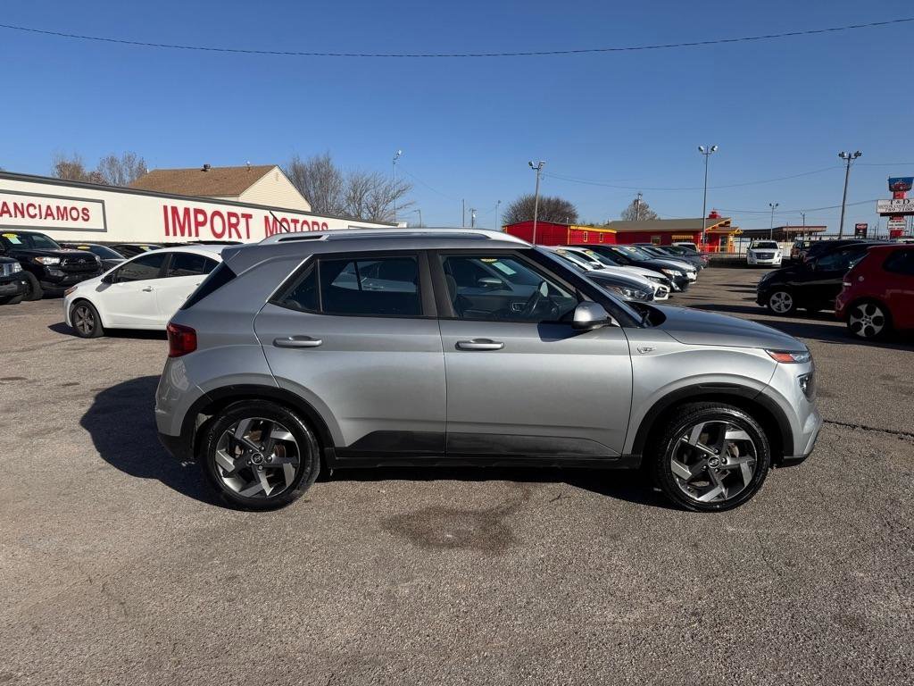 Used 2023 Hyundai Venue SEL image 4