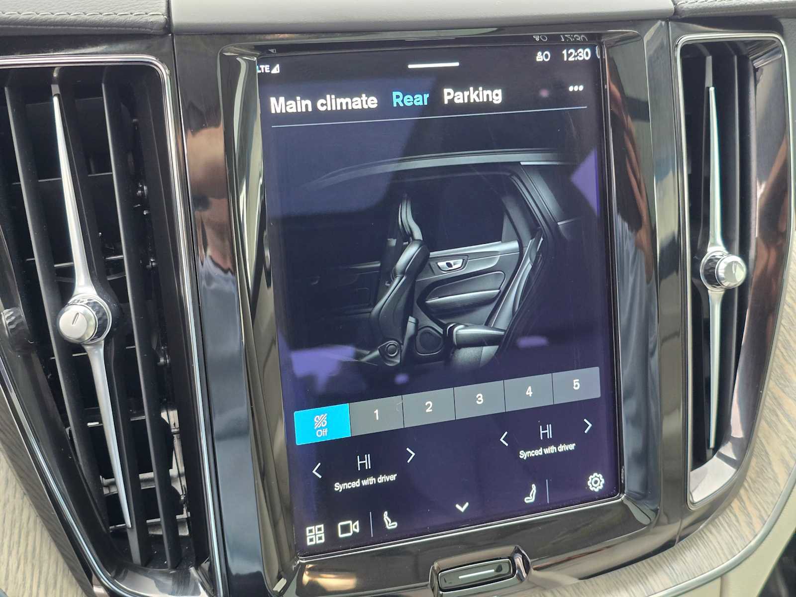 Certified 2023 Volvo XC60 B5 Ultimate w/ Climate Package image 29