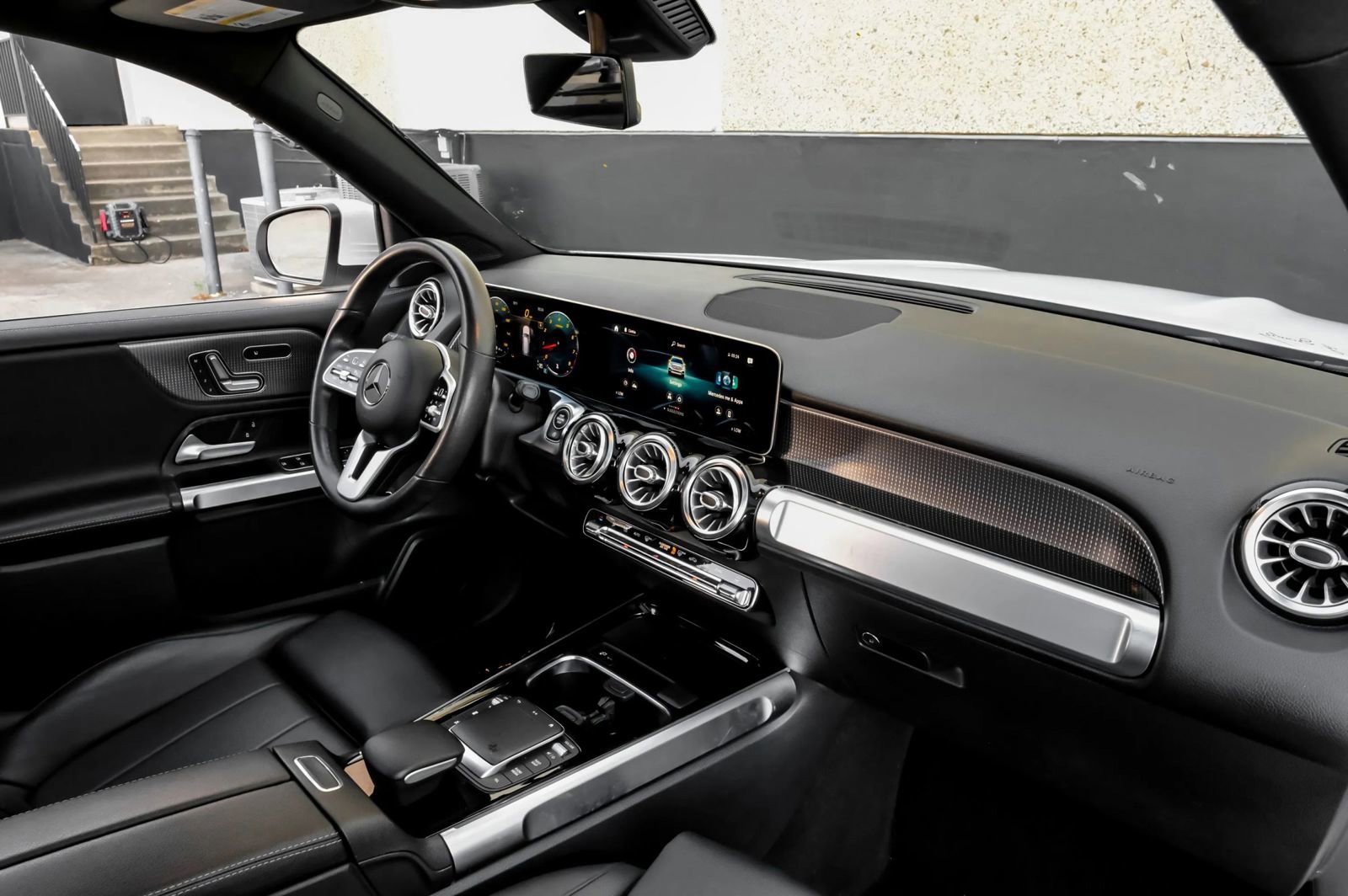 Used 2021 Mercedes-Benz GLB 250 4MATIC w/ Premium Package image 16
