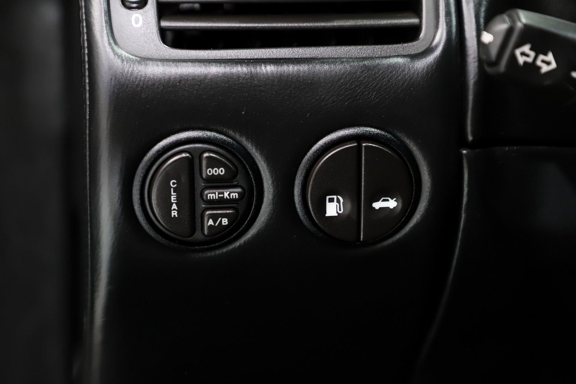 Used 2003 Aston Martin Vanquish image 23