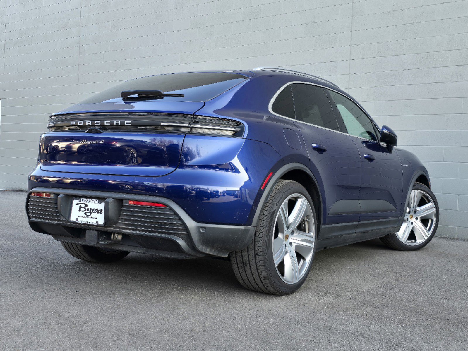 Used 2024 Porsche Macan 4 Electric image 9
