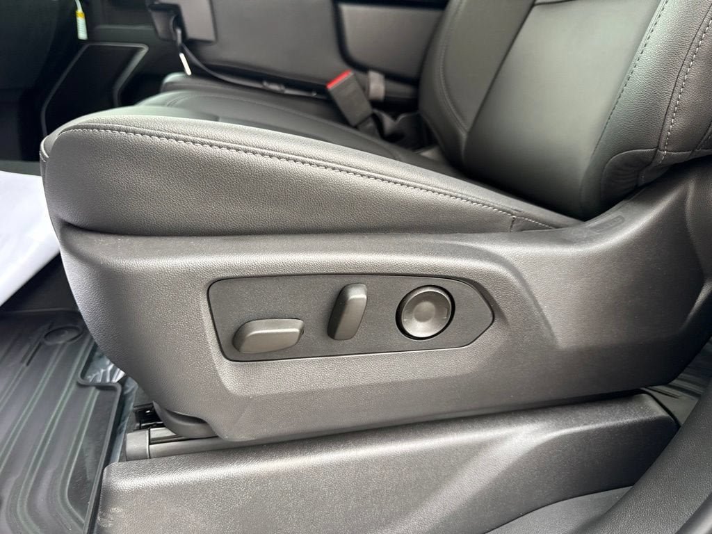 New 2026 Chevrolet Silverado 3500 LT w/ Leather Package AWD/4WD image 20