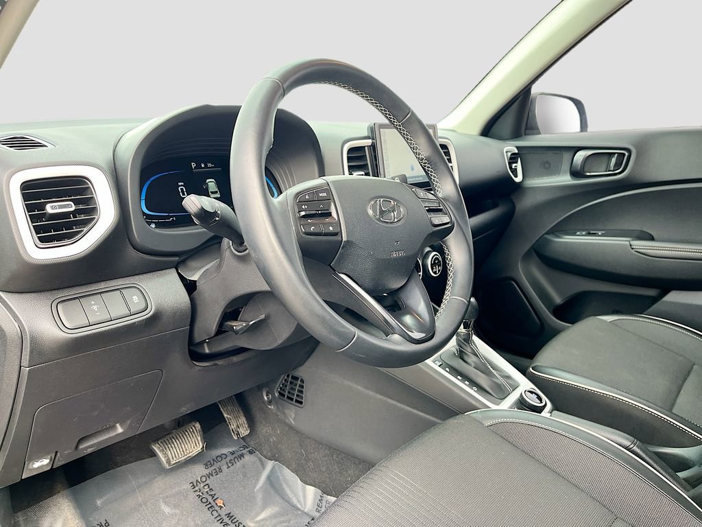 Used 2023 Hyundai Venue Limited image 9