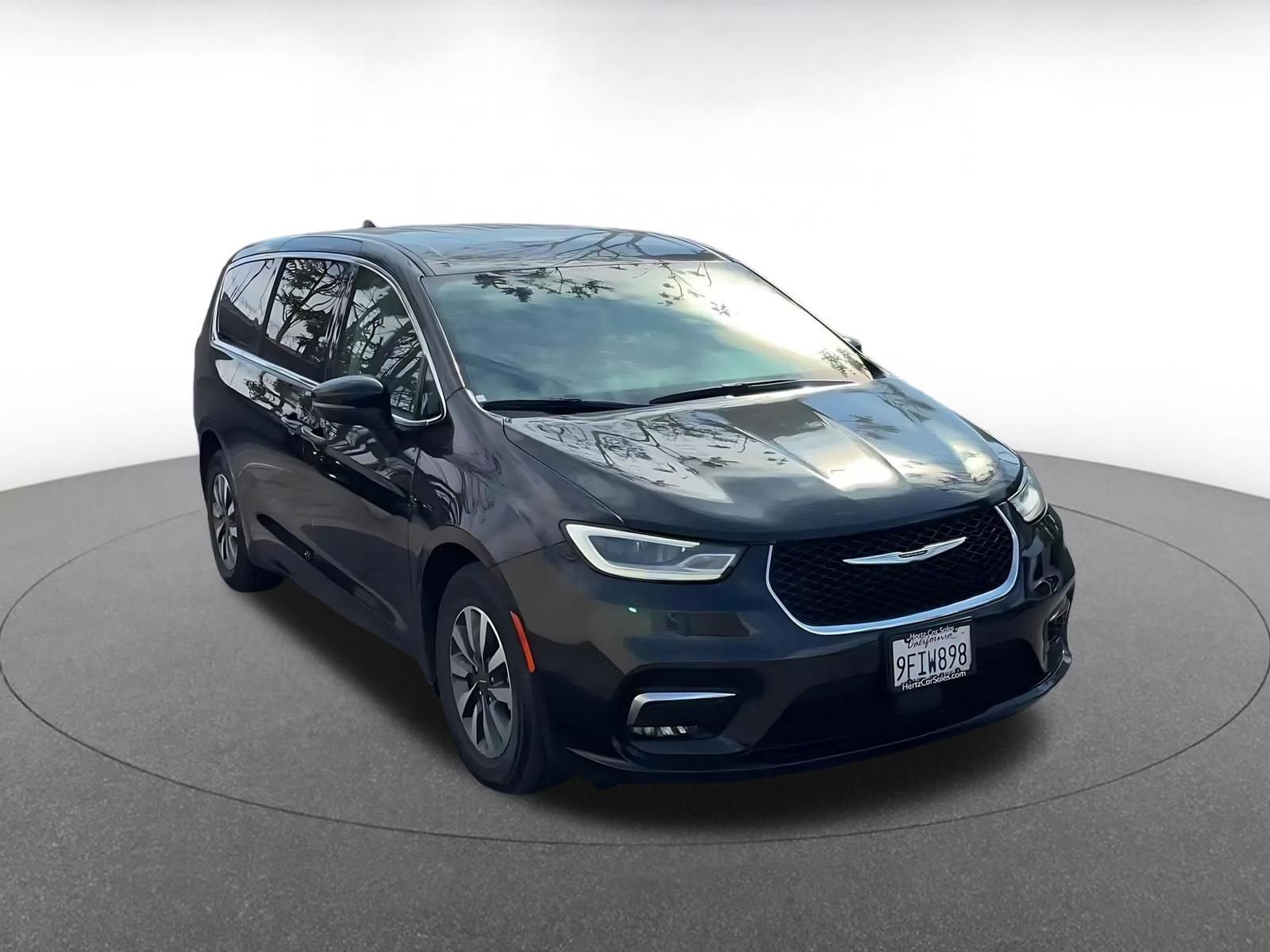 Used 2023 Chrysler Pacifica Touring-L image 3
