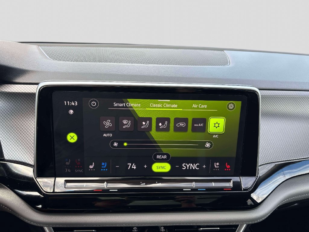 Certified 2024 Volkswagen Atlas Peak Edition SE AWD/4WD image 27