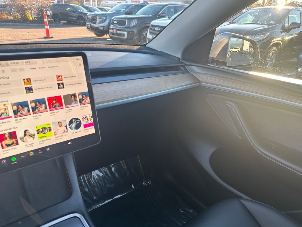 Used 2025 Tesla Model Y Long Range image 31