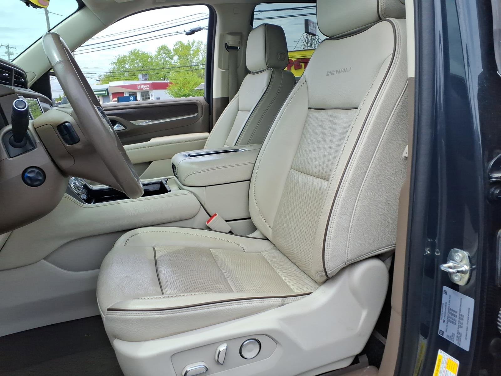 Used 2022 GMC Yukon Denali w/ Denali Premium Package AWD/4WD image 25