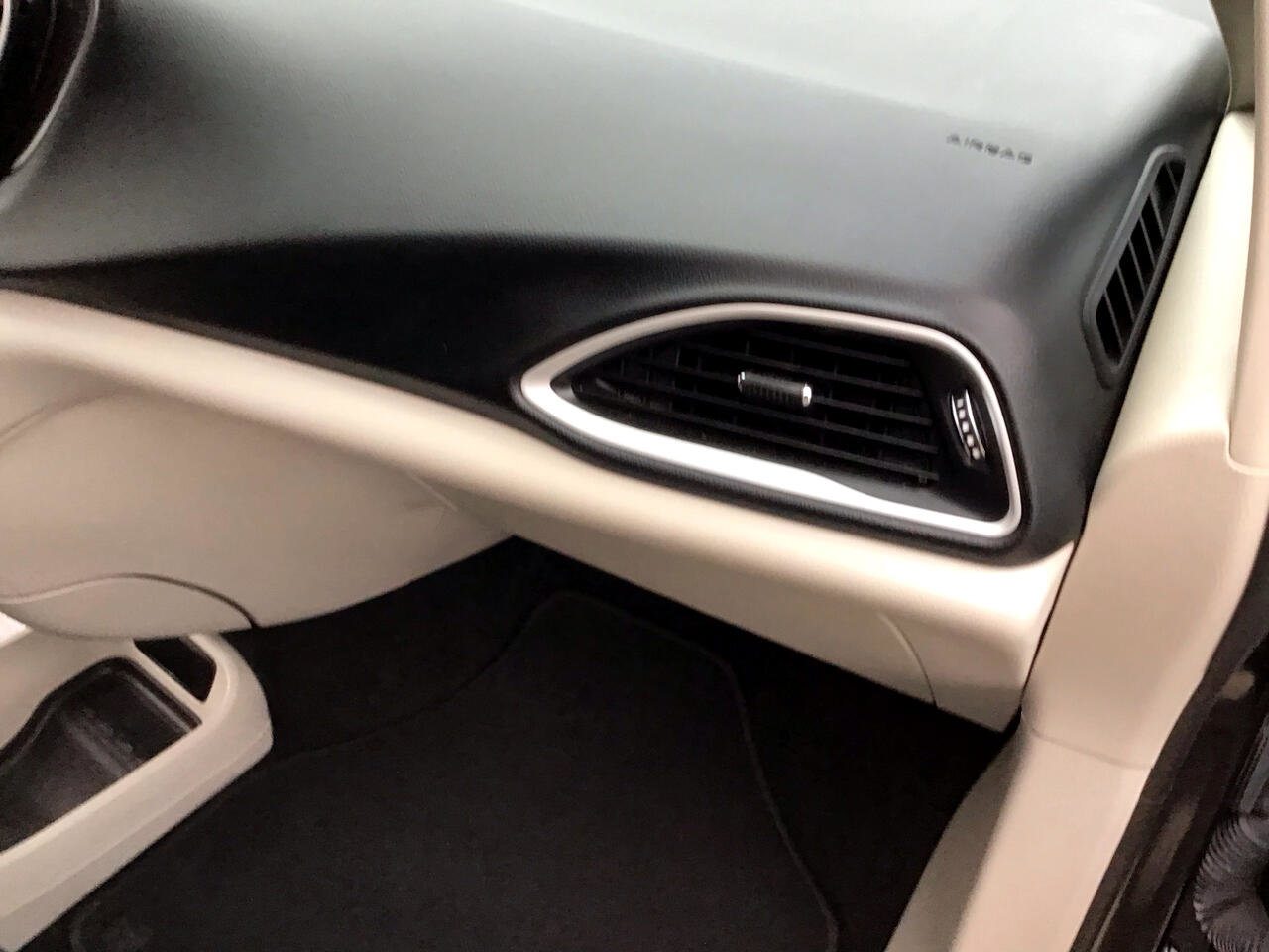 Used 2022 Chrysler Pacifica Touring-L image 35