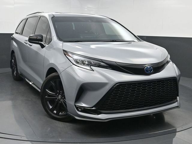 Used 2025 Toyota Sienna XSE FWD image 1