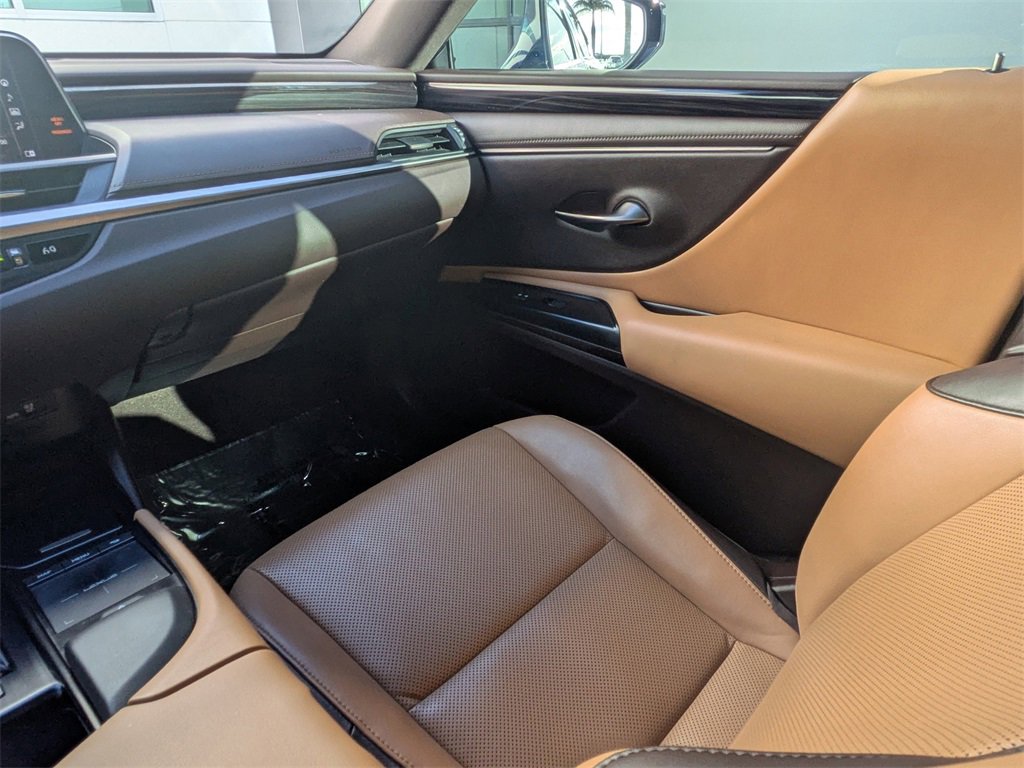 Used 2020 Lexus ES 300h w/ Premium Package image 16