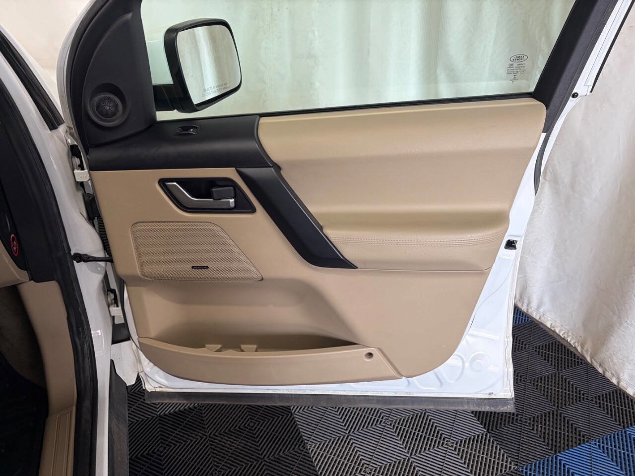 Used 2015 Land Rover LR2 AWD/4WD image 12