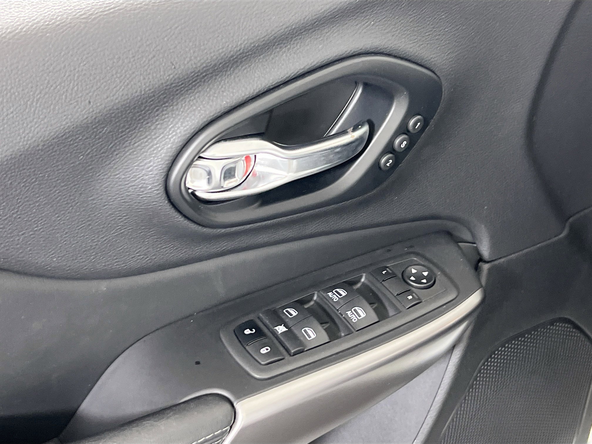 Used 2022 Jeep Cherokee Limited image 17