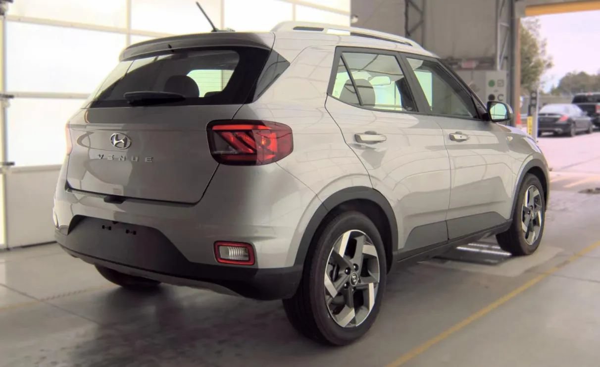 Used 2026 Hyundai Venue SEL FWD image 4