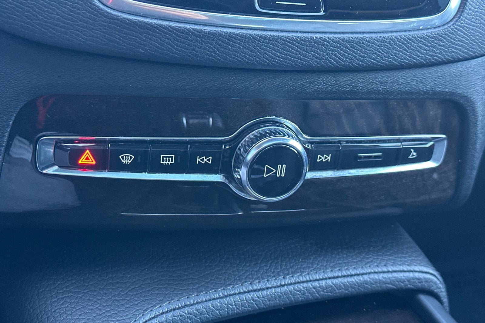 Used 2016 Volvo XC90 T6 Momentum w/ Momentum Plus Package image 28