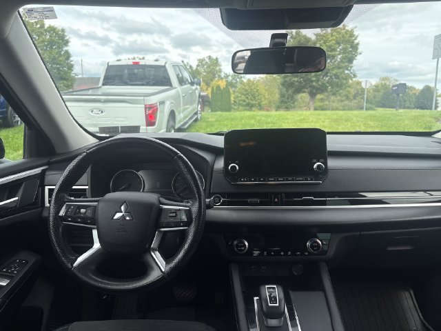 Used 2023 Mitsubishi Outlander SE AWD/4WD image 16