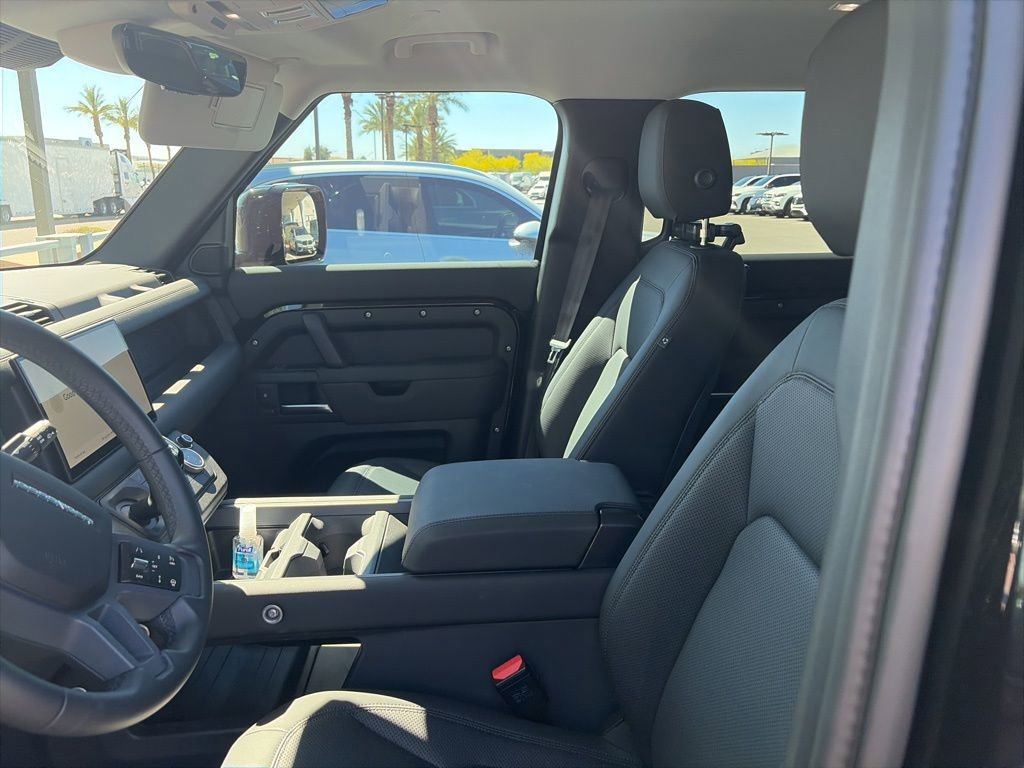 Used 2025 Land Rover Defender 130 X-Dynamic SE image 7