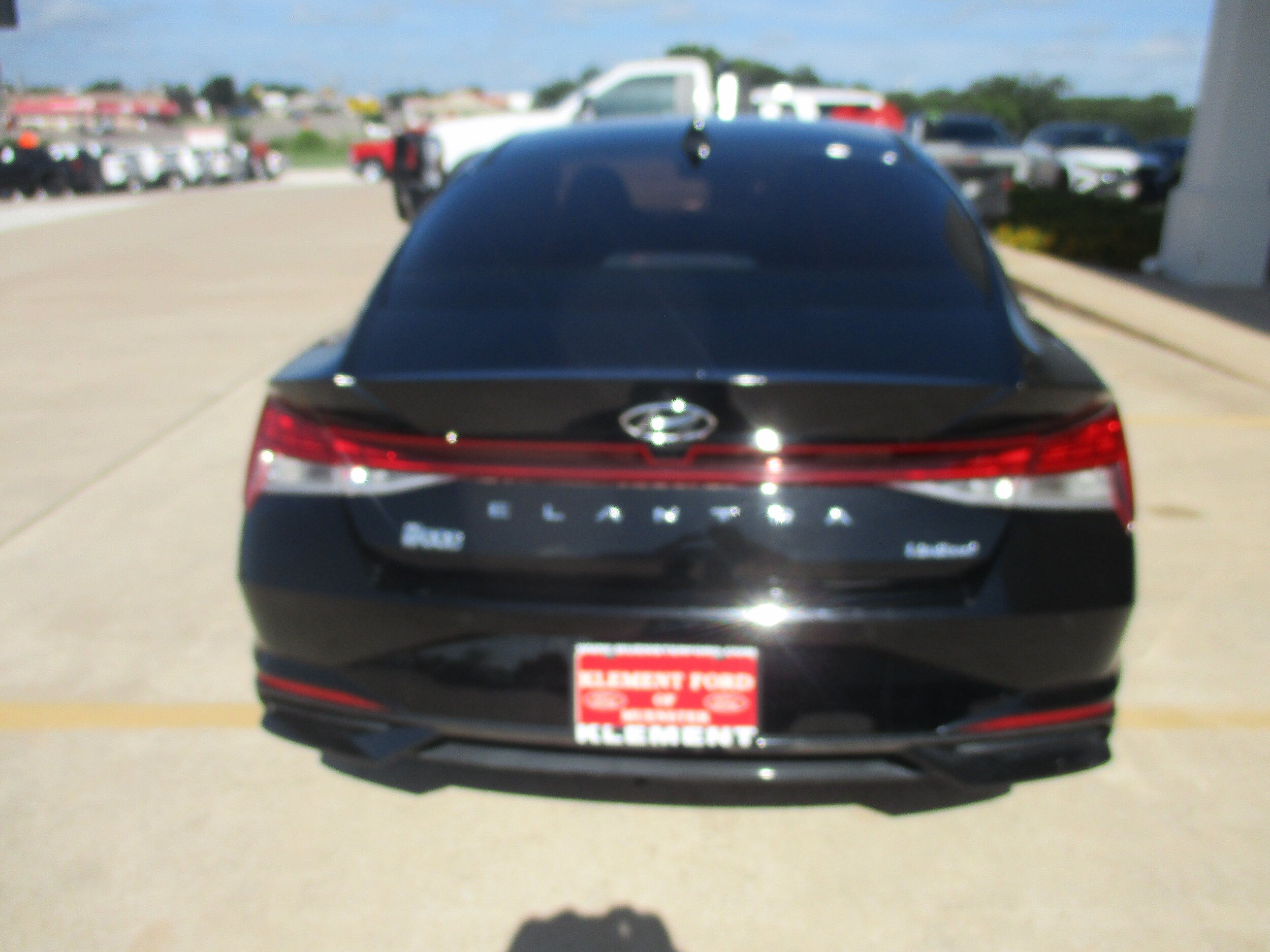 Used 2022 Hyundai Elantra Limited w/ Preferred Accessory Package FWD image 7