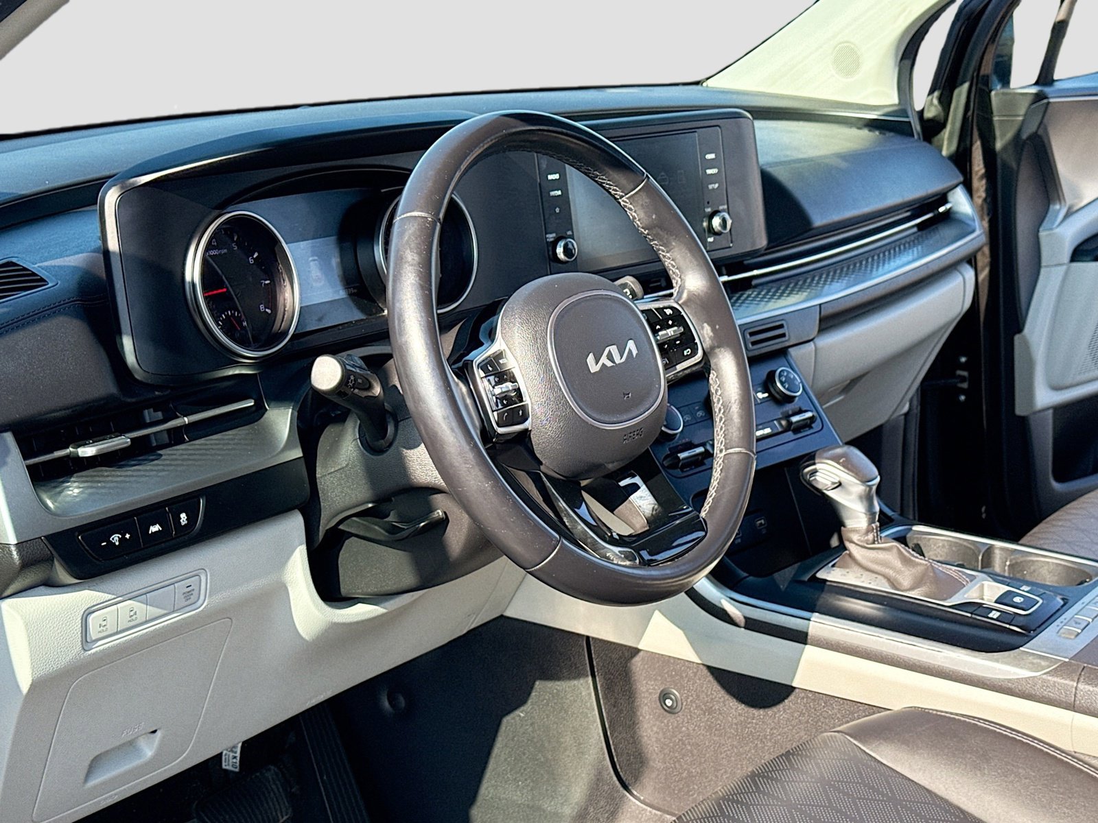 Used 2023 Kia Carnival LX image 4