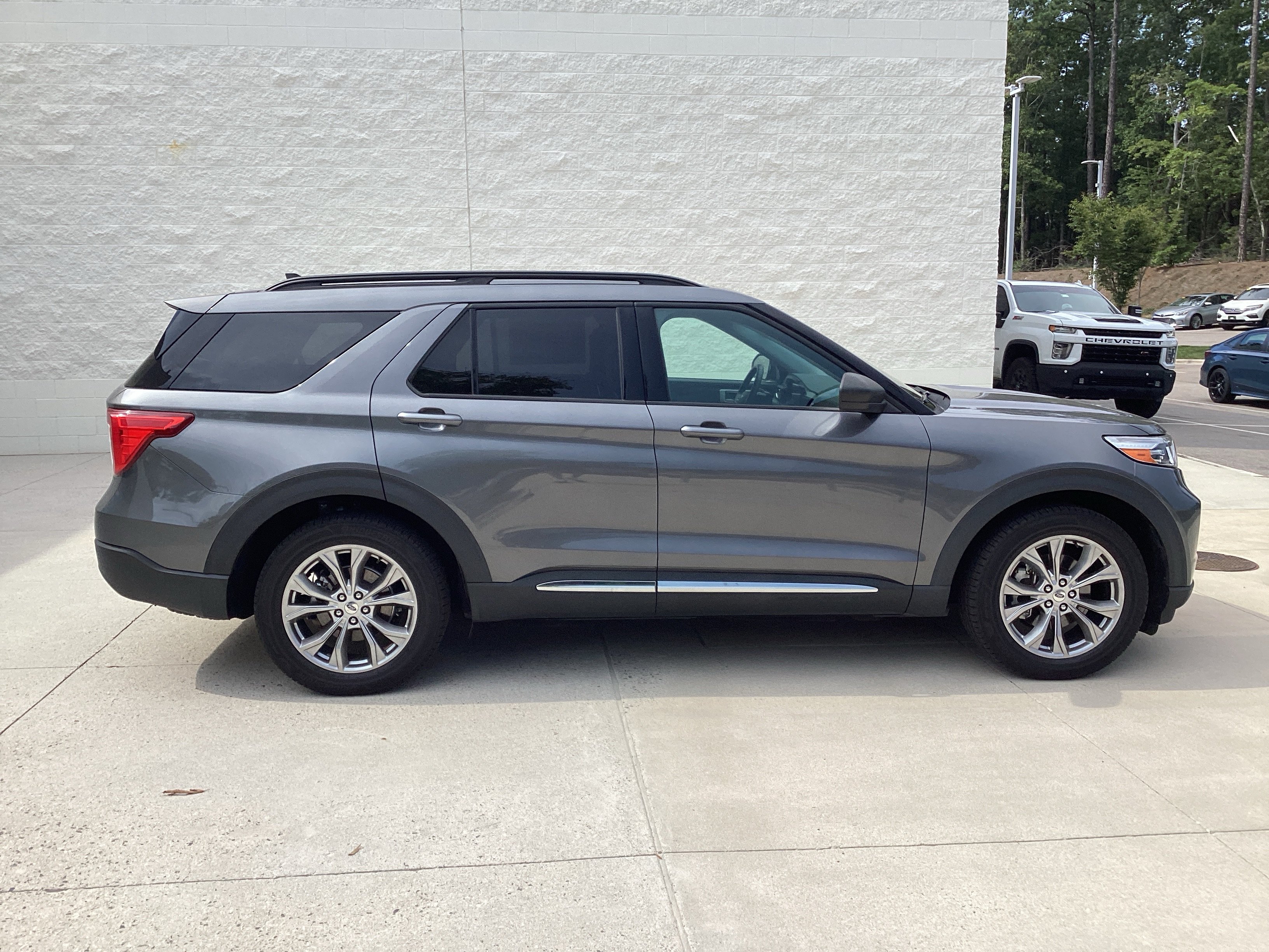 Used 2021 Ford Explorer XLT w/ Equipment Group 202A AWD/4WD image 10