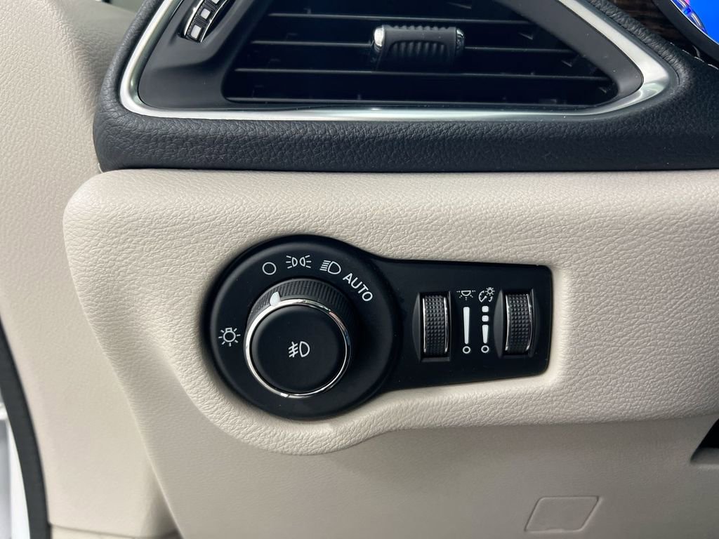 Used 2023 Chrysler Pacifica Limited FWD image 19