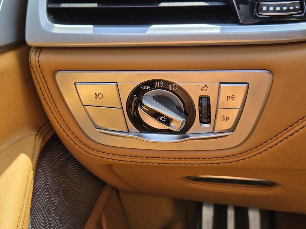 Used 2018 BMW 750i xDrive AWD/4WD image 26