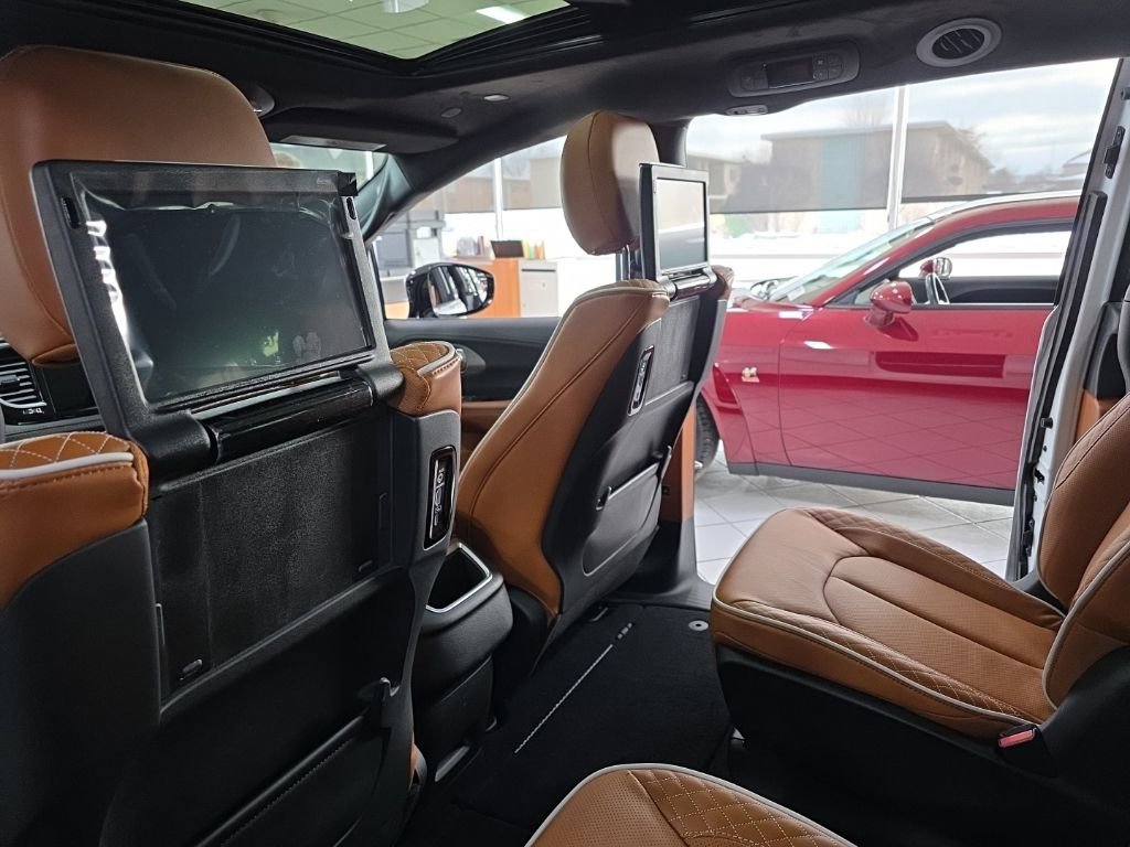 New 2026 Chrysler Pacifica Pinnacle w/ Trailer Tow Group image 11